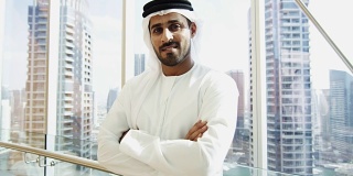 肖像男性阿拉伯商务顾问民族服装市中心