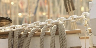 港口帆船上的绳索和链条。海traansport。游艇船