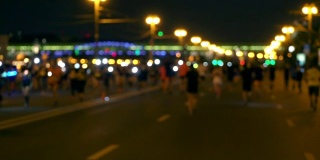 夜城跑，LED灯下的人群跑，午夜跑，每年夏季举行的短距离跑马拉松比赛，模糊中认不出的人