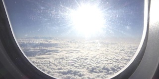 透过飞机窗户的阳光