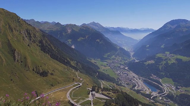 瑞士阿尔卑斯山和村庄的壮丽景色