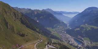 瑞士阿尔卑斯山和村庄的壮丽景色