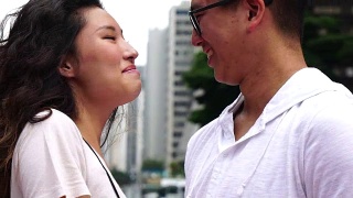 浪漫的亚洲情侣见面/拥抱视频素材模板下载