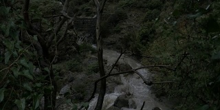 山河中浑浊的水流
