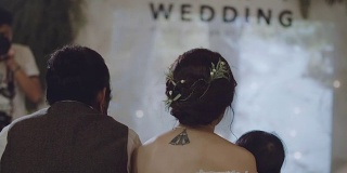 在婚礼上看电影的情侣有浪漫的时刻。