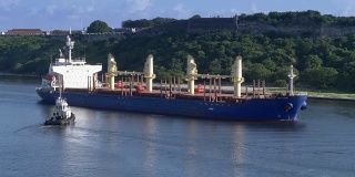 拖船引导货轮进入古巴哈瓦那港