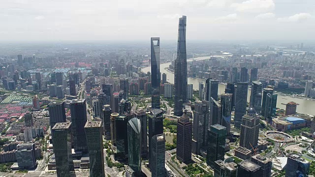 无人机拍摄:晴朗天空下上海天际线的4K鸟瞰图