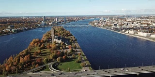 拉脱维亚里加的多加瓦河大桥上的汽车无人机俯视图观看4K超高清视频