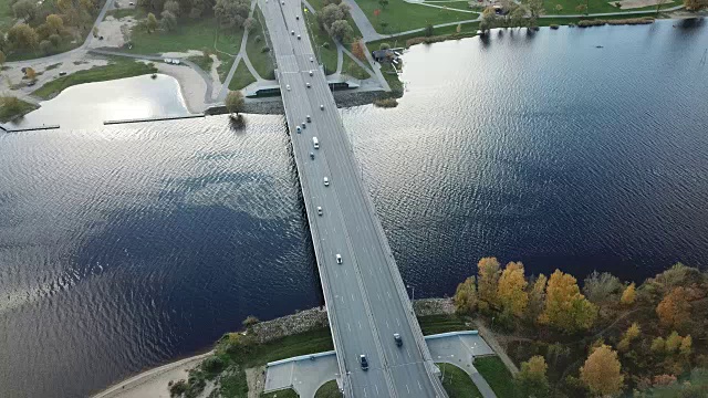 拉脱维亚里加的多加瓦河大桥上的汽车无人机俯视图观看4K超高清视频
