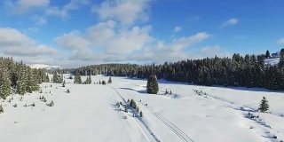 雪上摩托的空中飞行