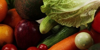 堆水果和蔬菜的素食和杂货的概念。
