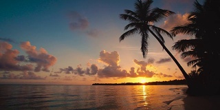 日出海景，云景和热带岛屿海滩。蓬塔卡纳度假胜地，多米尼加共和国