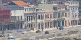 慢多莉建立拍摄的交通和建筑物在古巴哈瓦那