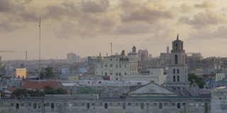 黄昏高角度建立拍摄的哈瓦那古巴天际线