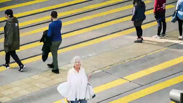 在香港铜锣湾街道十字路口的人的4K时间推移视图。香港是亚洲地区的主要金融中心。