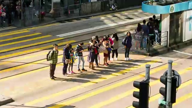 在香港铜锣湾街道十字路口的人的4K时间推移视图。香港是亚洲地区的主要金融中心。