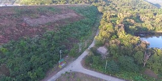 鸟瞰图水库和大坝与道路的边缘，泰国