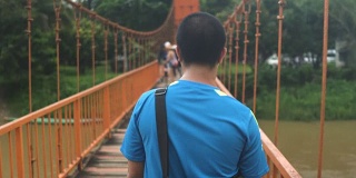 ้泰国男子在万荣的一座橙色桥上行走