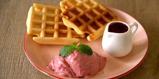 草莓冰淇淋加华夫饼