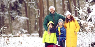 一家人在冬天的森林里散步。圣诞假期。一家四口。家庭价值观和传统