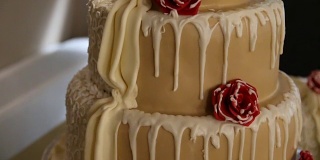 红色花朵装饰的婚礼蛋糕