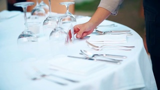 餐厅员工为宴会或婚宴设置户外餐桌。视频素材模板下载