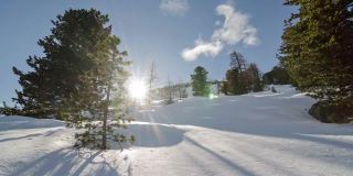冬天日落在树和雪山时间流逝多莉拍摄