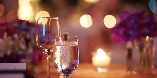 浪漫的户外婚礼餐桌，插花和蜡烛。