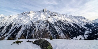 冬季傍晚的颜色与云移动在阿尔卑斯山山脉的时间流逝摄影