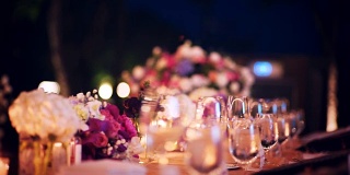 SLO MO浪漫的户外婚礼桌，插花和蜡烛。