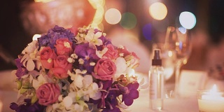 浪漫的户外婚礼餐桌，插花和蜡烛。