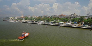 哈瓦那港口湾的拖船，背景是城市天际线