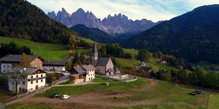 无人机拍摄的圣马达莱纳山村，在Geisler或Odle Dolomites群山前，Val di Funes, Trentino上阿迪杰。意大利,欧洲