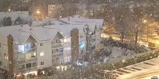 寒冷暴风雪冬夜交通流和低层公寓鸟瞰图