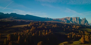 空中秋日的日出景色，以黄色落叶松和奥德尔盖斯勒山群为背景。意大利白云石阿尔卑斯山脉