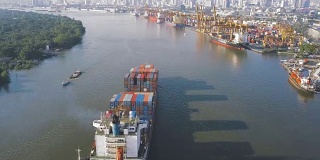 4k航拍船坞集装箱船航拍航迹，用于远洋物流