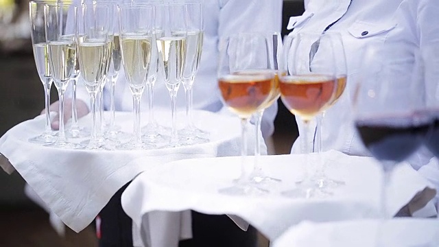 服务员用酒精饮料迎接客人。有香槟，红酒，白葡萄酒。