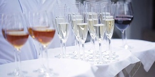 服务员用酒精饮料迎接客人。有香槟，红酒，白葡萄酒。