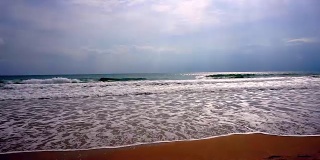 海浪冲刷着沙滩上的脚印