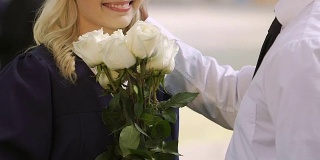 男子在大学毕业典礼上用鲜花祝贺女友