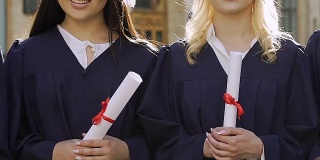 快乐的女学院学生微笑着，高兴地接受文凭