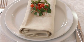 餐厅里的盘子里有餐巾和花楸莓。