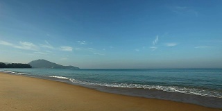 热带安达曼海景美丽的泰国普吉岛mai khao海滩与海浪冲击沙滩