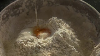 鸡蛋落到面粉上的慢动作视频素材模板下载