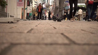 韩国首尔明洞拥挤人群的慢镜头视频素材模板下载