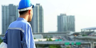 幸福微笑亚洲工程的肖像在建筑工地的顶部。