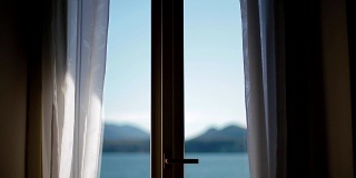 从关闭的窗户看马焦雷湖