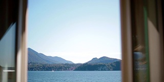 透过打开的窗户可以看到马焦雷湖