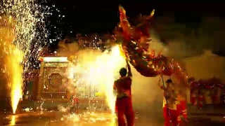 在中国农历新年的晚上，舞龙和烟花表演。视频素材模板下载