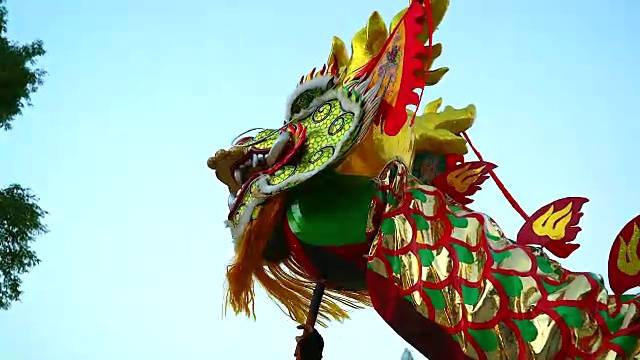 舞龙和烟花表演在中国新年的节日。